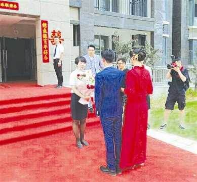 三门峡：金渠涧河花园 迎来第一户新人